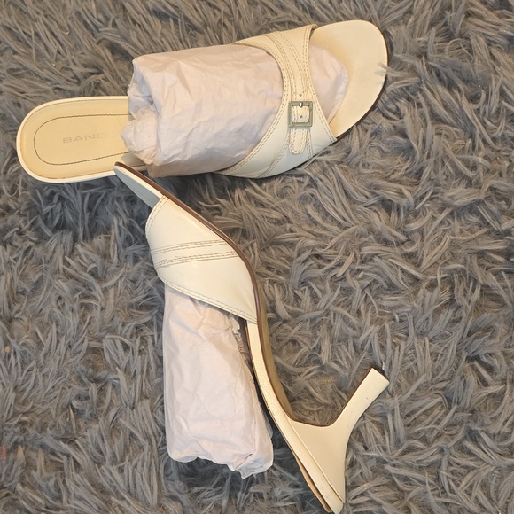 Bandolino Cream Women's Heels - Picture 4 of 4